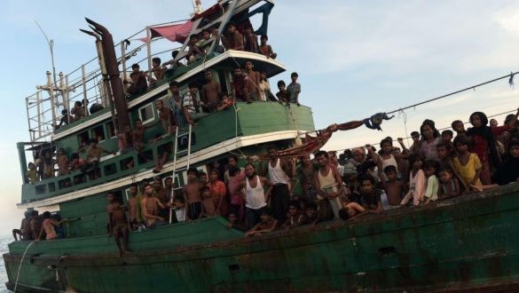 صورة من الأرشيف لمهاجرين من الروهينغا على متن قارب كبير رحيلًا من شواطئ بورما