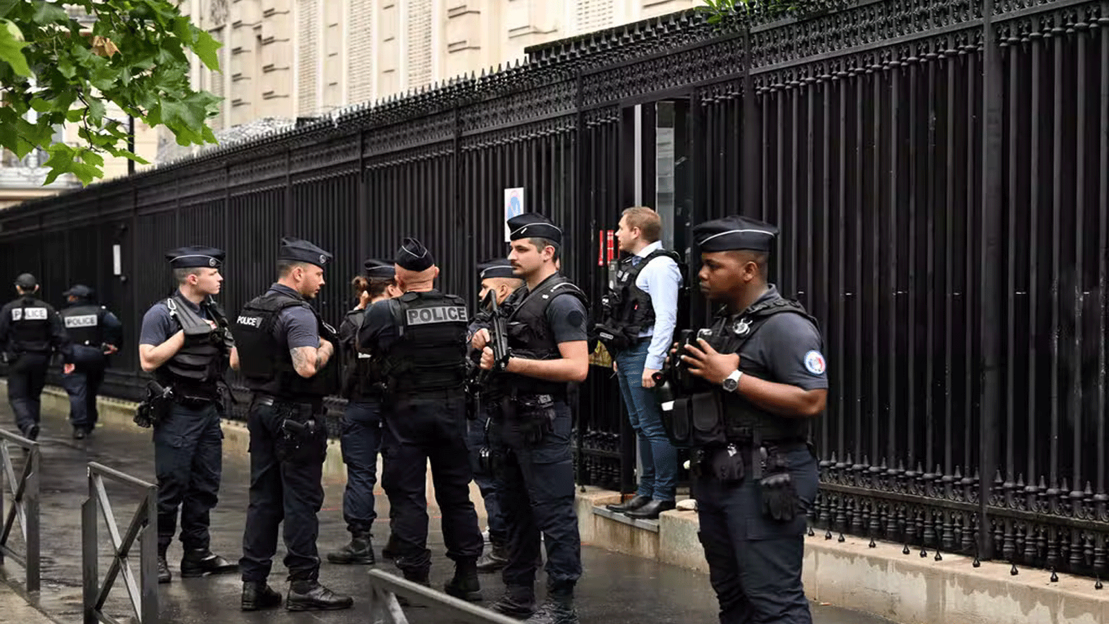 الشرطة خارج السفارة القطر ية لفي باريس