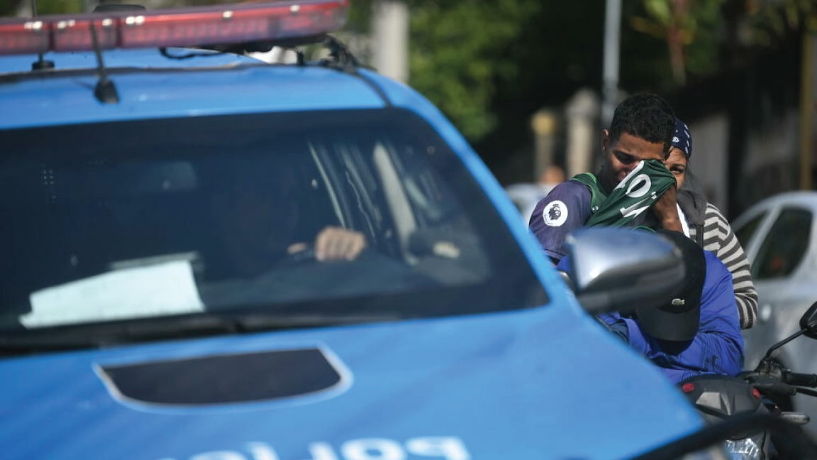 قريب لشخص أصيب خلال عملية دهم نفّذتها الشرطة في ريو دي جانيرو في 24 مايو 2022