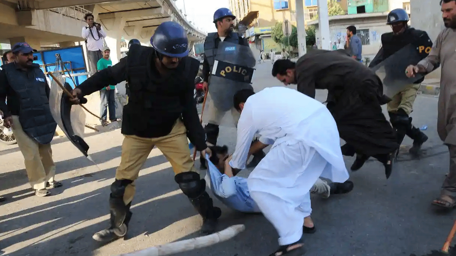  الشرطة الباكستانية تعتقل ناشطا خلال مظاهرة في روالبندي