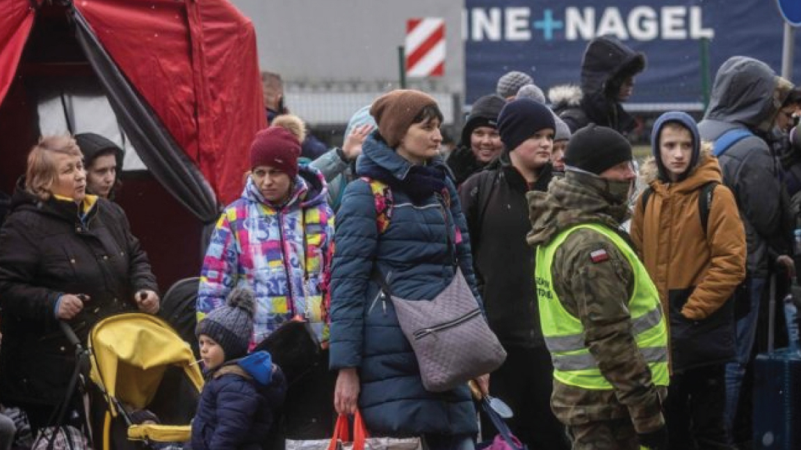 لاجئون أوكرانيون بعد عبورهم الحدود الأوكرانية - البولندية في كوركزوفا في 02 مارس 2022
