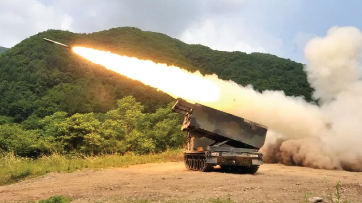 أطلق نظام الصواريخ الأميركية متعدد الإطلاق خلال تمرين تدريبي في مقاطعة تشوروون الحدودية الكورية الجنوبية في 12 يونيو 2012. أوكرانيا تريد هذا السلاح للمساعدة في وقف الغزو الروسي