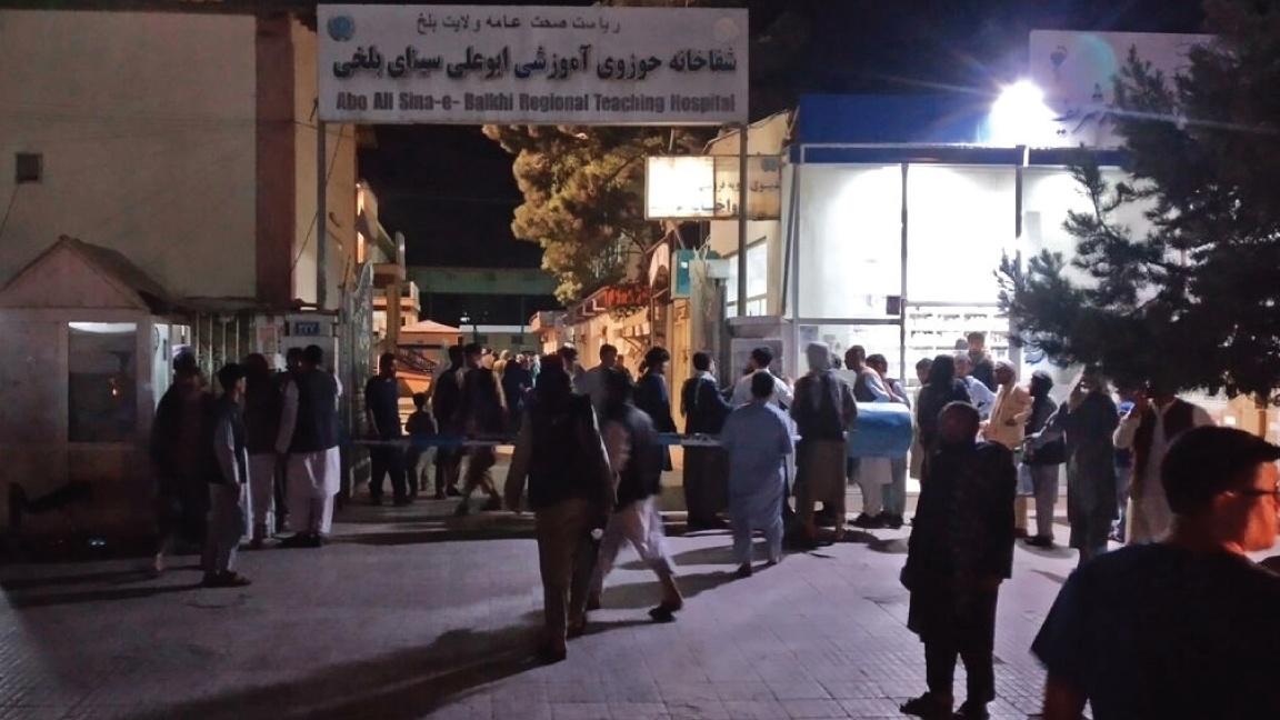 عائلات ضحايا أمام مستشفى في مزار الشريف بعد أربعة تفجيرات في أفغانستان في 25 مايو 2022