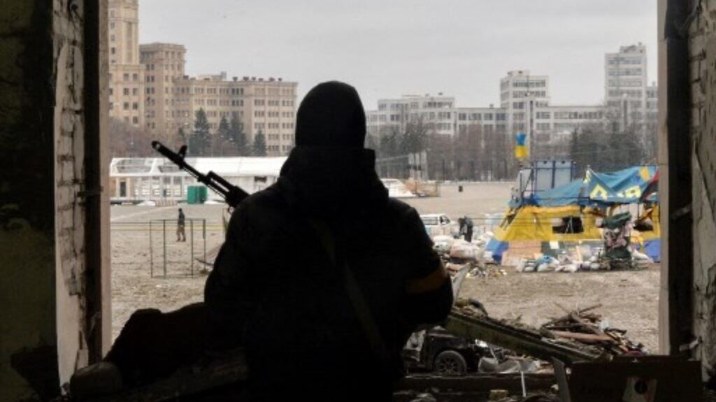 مقاتل أوكراني في خيرسون قبل سقوطها بيد القوات الروسية