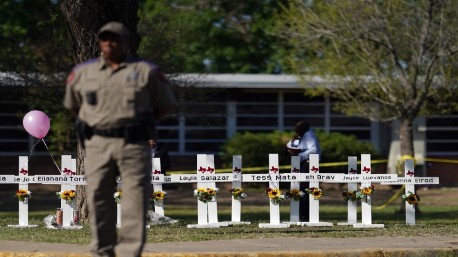 صلبان خارج مدرسة روب الابتدائية إحياءً لذكرى أولئك الذين قتلوا الثلاثاء، في أوفالدي، تكساس، 26 مايو 2022.