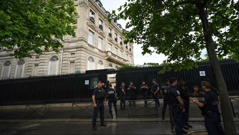عناصر الشرطة الفرنسية أمام السفارة القطرية في باريس بعد مقتل حارس أمن يعمل فيها في 23 مايو 2022