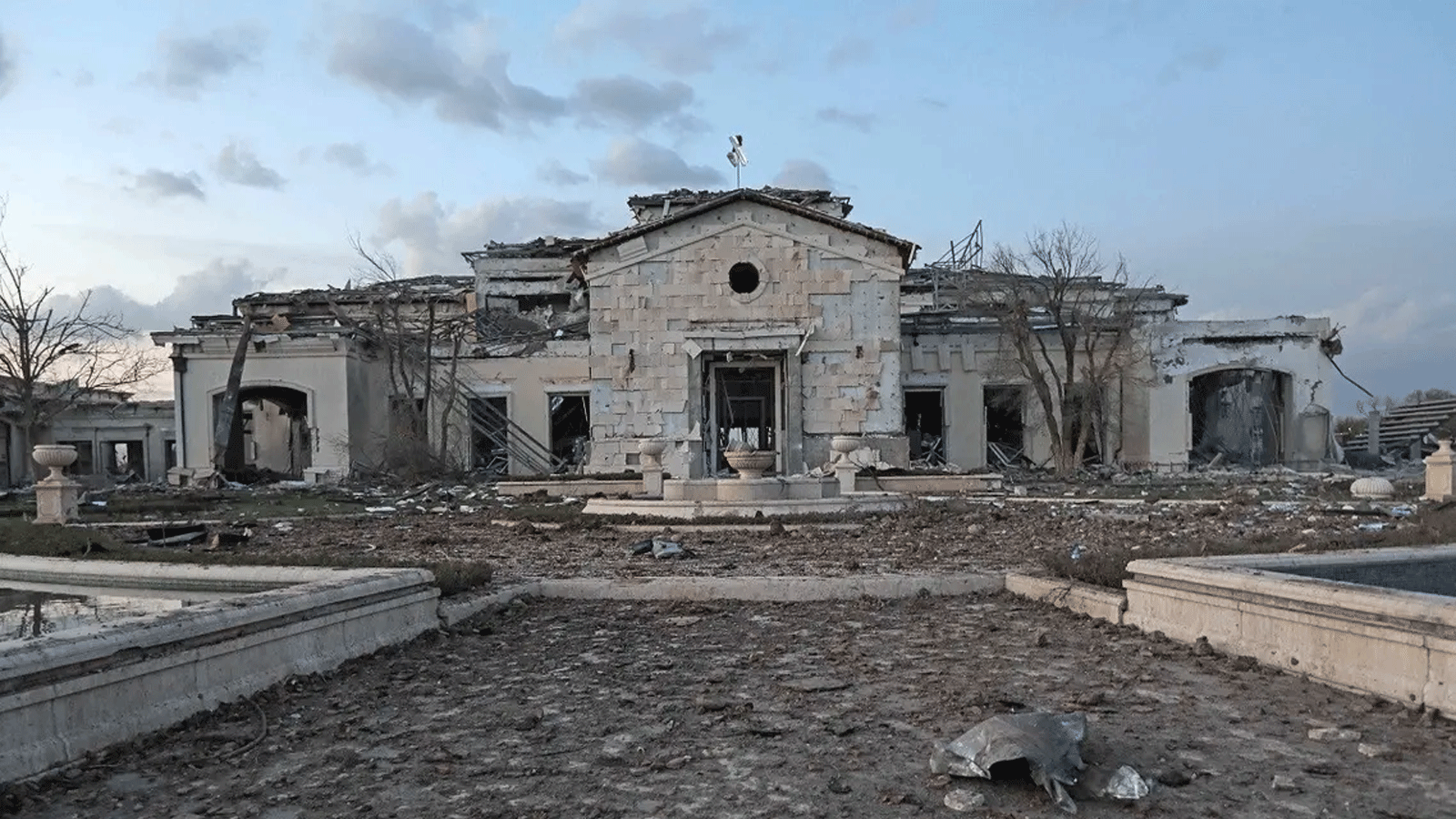 منظر عام يظهر قصرًا مدمرًا في أعقاب هجوم ليلي في أربيل، عاصمة منطقة الحكم الذاتي الكردية شمال العراق، في 13 مارس / آذار 2022.