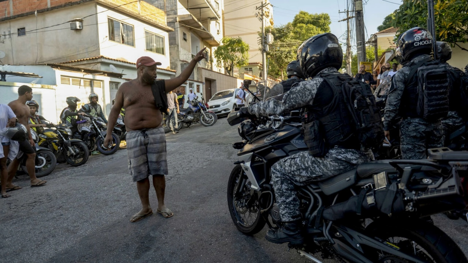 مواجهة بين عناصر الشرطة ومواطنين في حي فيلا كروزيرو العشوائي في ريو دي جانيرو