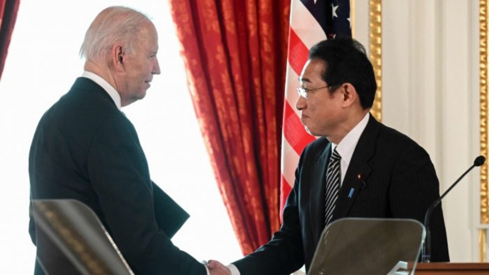 الرئيس الأميركي جو بايدن يصافح رئيس الوزراء الياباني فوميو كيشيدا