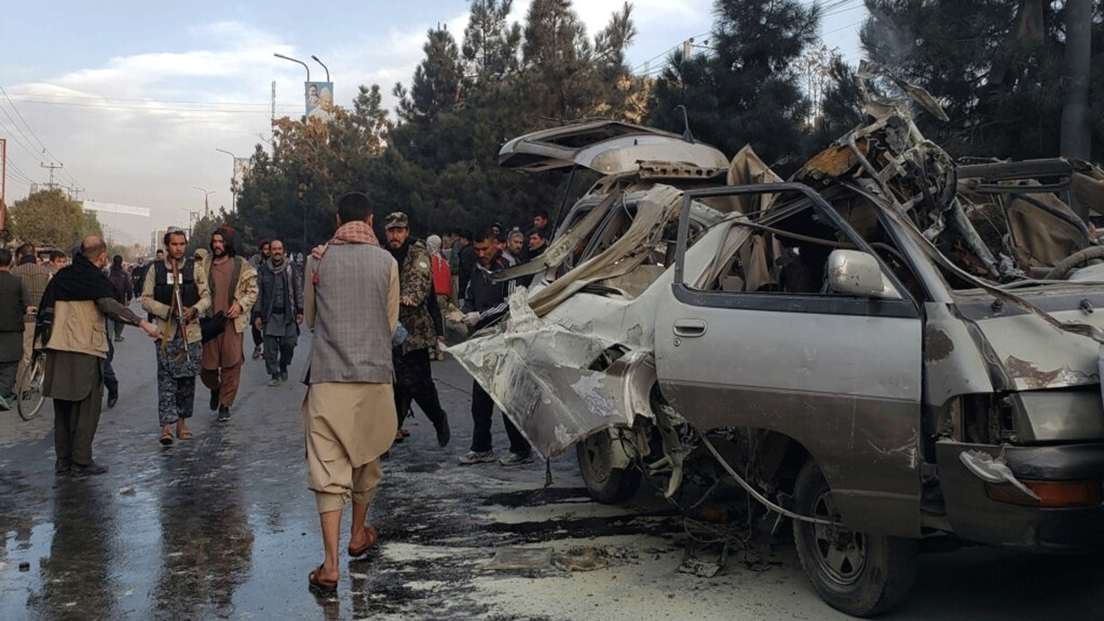 بقايا حافلة صغيرة بعد أحد تفجيرين في كابول تبناها الفرع المحلي لتنظيم الدولة الإسلامية