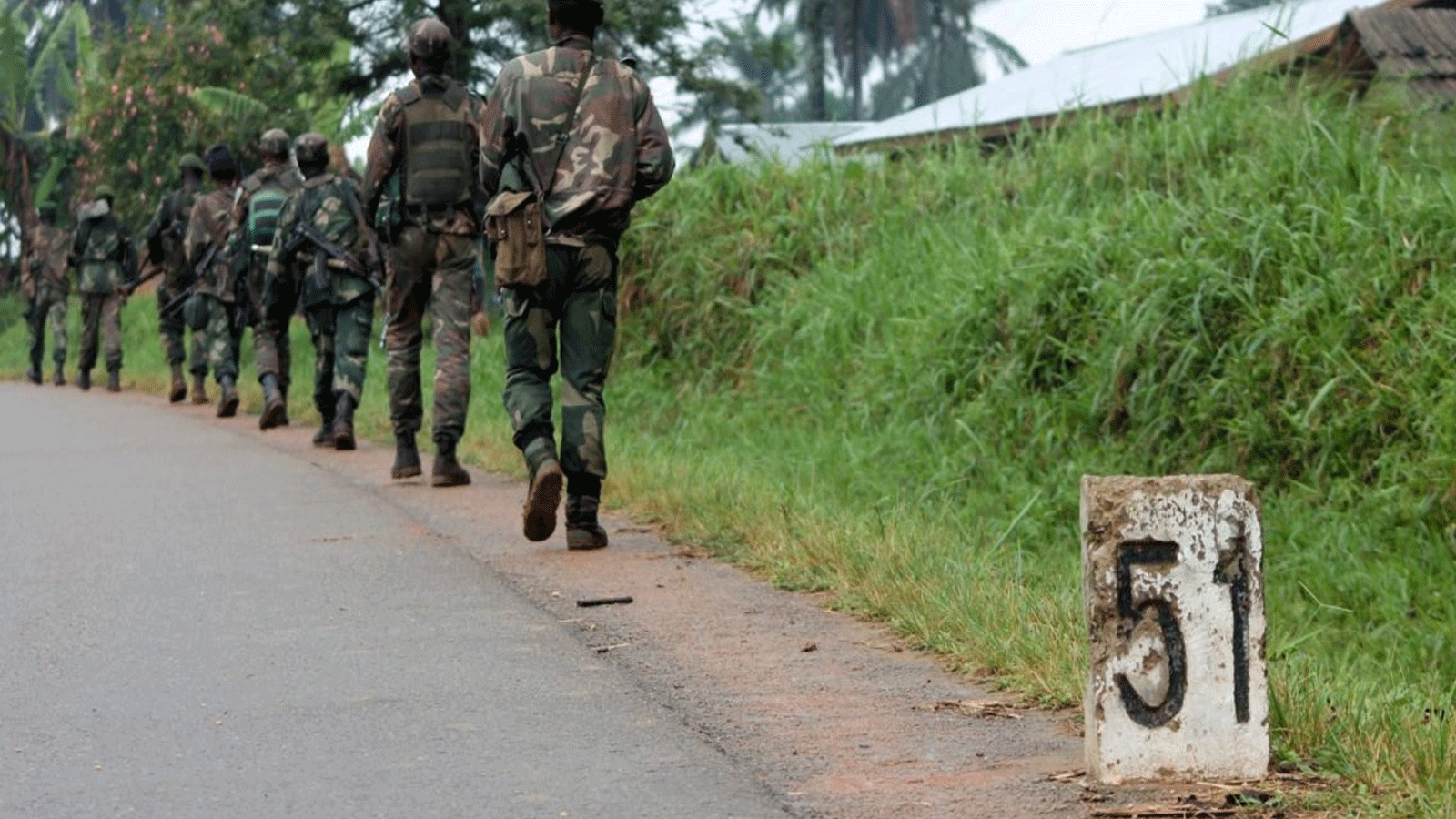 جنود من جمهورية الكونغو الديمقراطية يسيرون نحو خط المواجهة في بيني للقتال ضد قوات الحلفاء الديمقراطية.