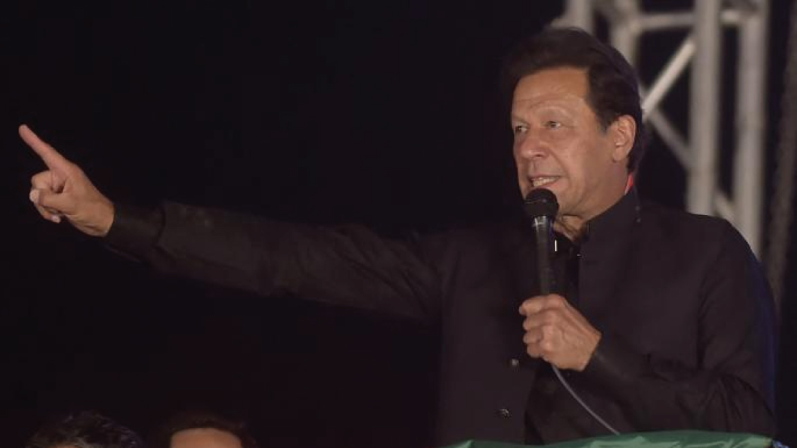 عمران خان خلال مخاطبة أنصاره في بيشاور