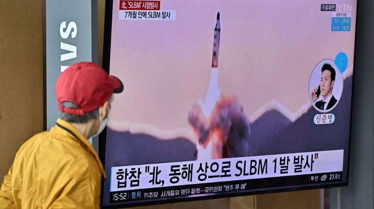 يشاهد الناس بثًا إخباريًا مع لقطات ملف لتجربة صاروخ كوري شمالي ، في محطة سكة حديد في سيول في 7 مايو 2022