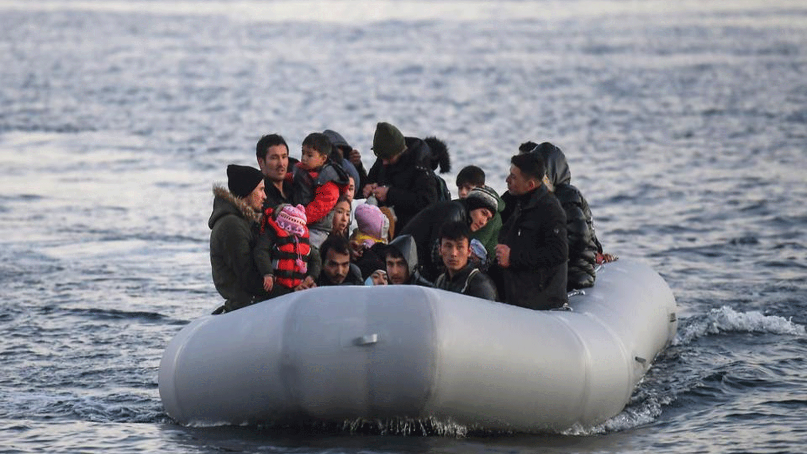 لاجئون ومهاجرون على متن قارب مطاطي يصلون إلى جزيرة ليسفوس اليونانية