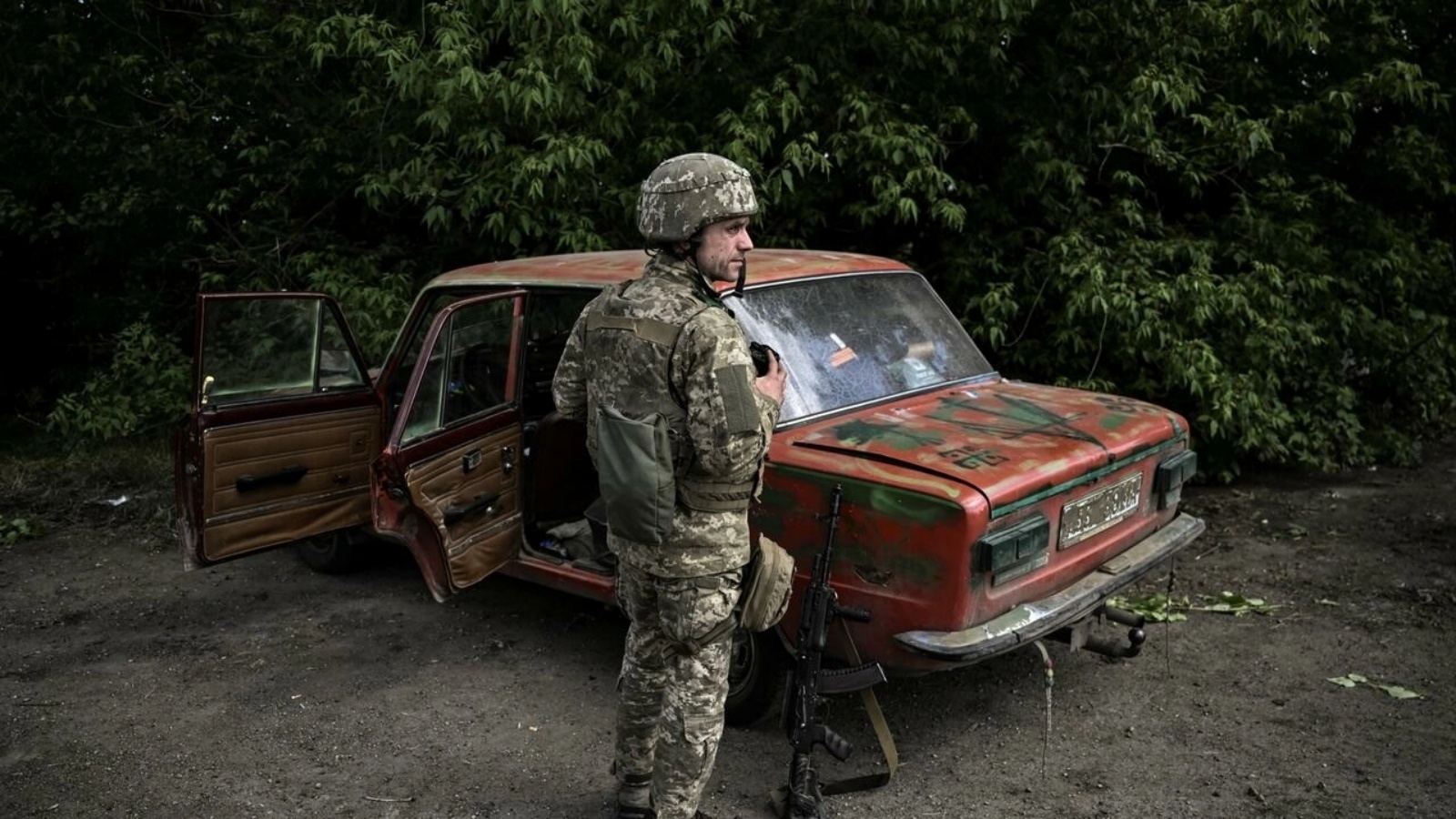 جندي أوكراني يستعد مع آخرين للتوجه إلى الجبهة عند نقطة تفتيش في ليسيتشانسك بإقليم دونباس شرق أوكرانيا، في 23 مايو 2022 مع مواصلة الغزو الروسي لأوكرانيا 