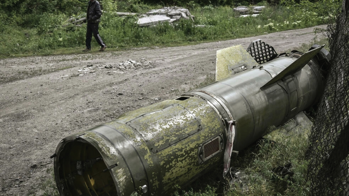 تكشف أجزاء الصواريخ المتناثرة على طرق ليسيتشانسك عن ضراوة المعارك المصاحبة للجهود الروسية لإغلاق المركز الصناعي