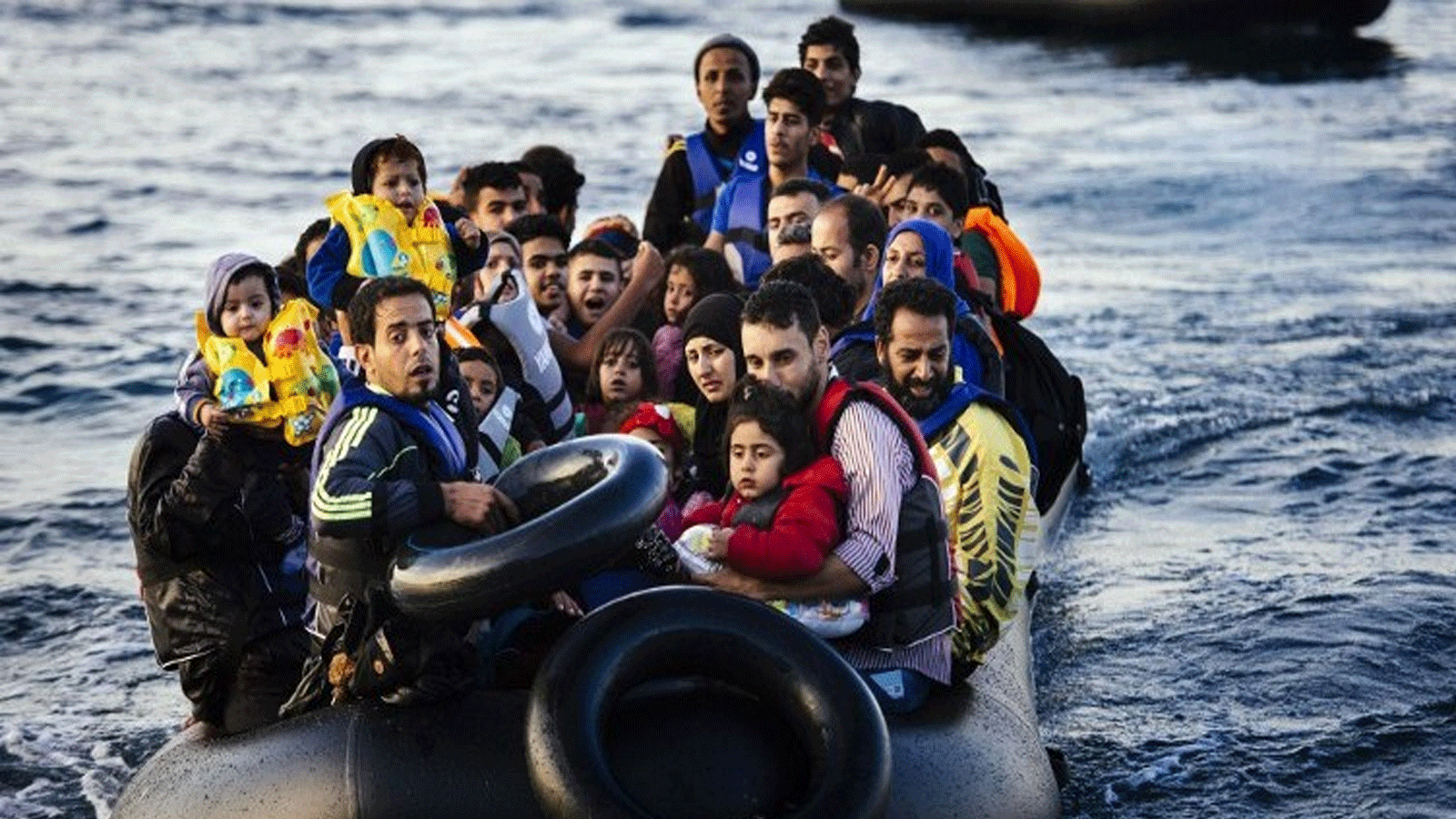 مهاجرون ولاجئون يصلون على زورق في جزيرة ليسبوس اليونانية، بعد عبور بحر إيجه من تركيا 