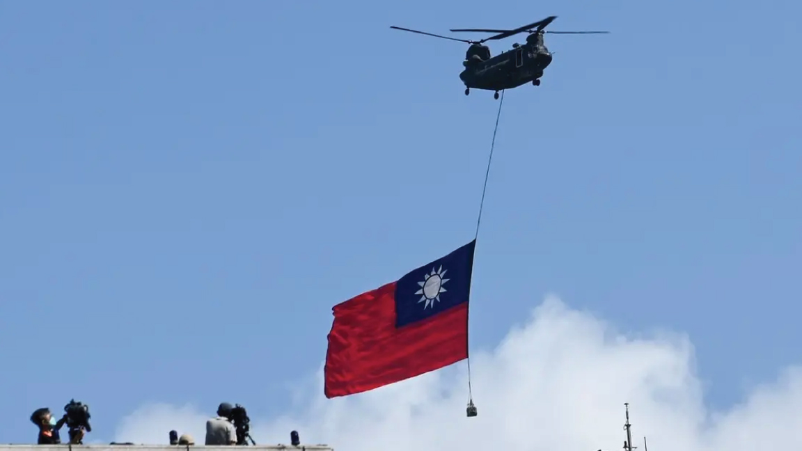 طائرة هليكوبتر CH-47 Chinook تحمل علم تايوان خلال احتفالات اليوم الوطني في تايبيه في 10 أكتوبر 2021