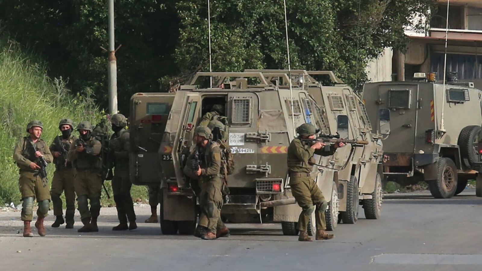 قوات إسرائيلية خلال اقتحامها مدنية نابلس شمال الضفة الغربية لاعتقال مطلوبين في 11 أبريل 2022 
