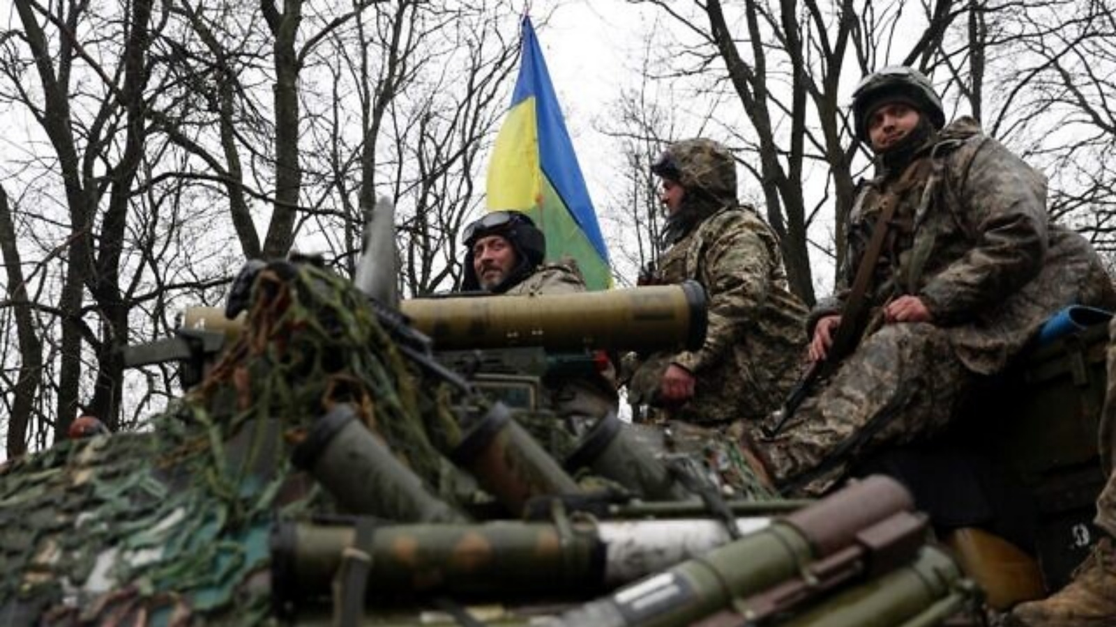 جنود أوكرانيون يقفون على ناقلة جند مدرعة (APC)، ليس بعيدًا عن خط المواجهة مع القوات الروسية، في 18 أبريل 2022، أثناء الغزو الروسي لأوكرانيا.