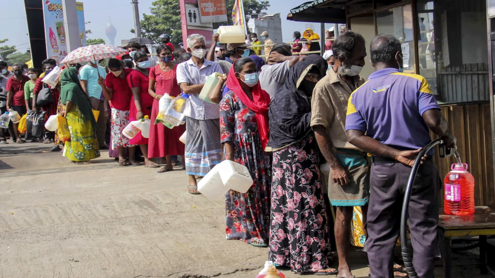 الناس يصطفون في طابور لشراء الكيروسين في كولومبو