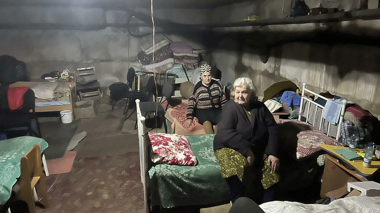 الأسرة مرتبة في ثلاث غرف كبيرة حيث معظم السكان من النساء المسنات في ملجأ تحت الأرض في قرية كوتوزيفكا باتريك فورت.
