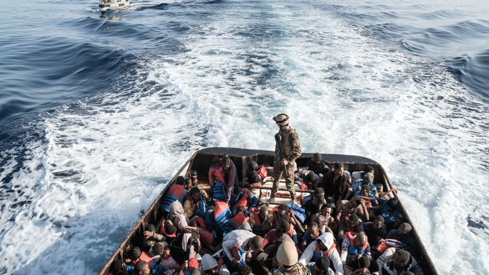 حرس السواحل الليبي على متن قارب أثناء إنقاذ 147 مهاجراً غير شرعي يحاولون الوصول إلى أوروبا قبالة بلدة الزاوية الساحلية، على بعد 45 كيلومتراً غرب العاصمة طرابلس.