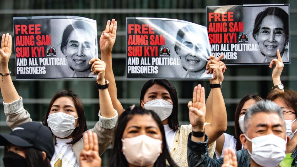 مجموعة من نشطاء ميانمار يحملون لافتات تطالب بالإفراج عن زعيمهم المخلوع أونغ سان سو كي عقب الانقلاب العسكري في البلاد عام 2021 قبل زيارة رئيس الولايات المتحدة جو بايدن لليابان في 22 مايو 2022
