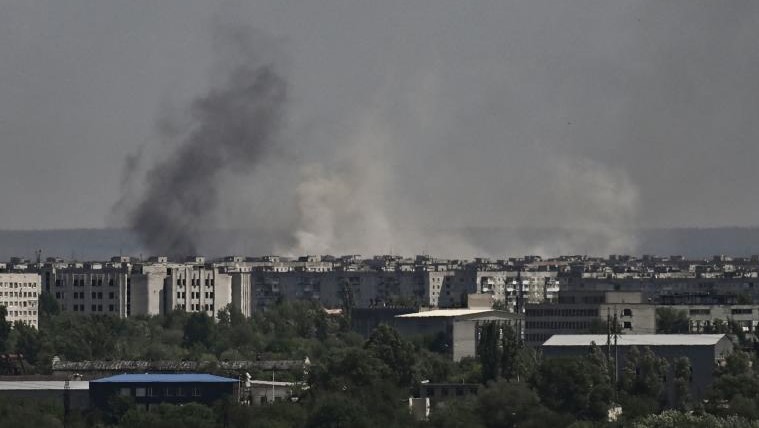 دخان وأوساخ تتصاعد من مدينة سيفيرودونتسك ، خلال قصف بمنطقة دونباس بشرق أوكرانيا