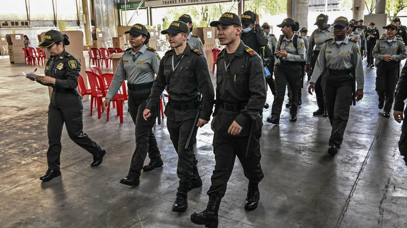 عناصر من الشرطة يدخلون إلى مركز اقتراع في ميديين بشمال غرب كولومبيا للإشراف على الانتخابات الرئاسية في 28 مايو 2022 