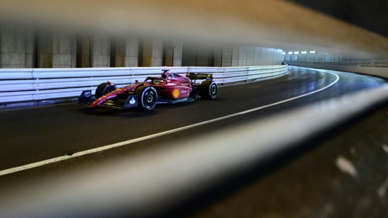 سائق فيراري شارل لوكلير من موناكو داخل النفق خلال سباق جائزة موناكو الكبرى في فورمولا واحد. 29 مايو 2022