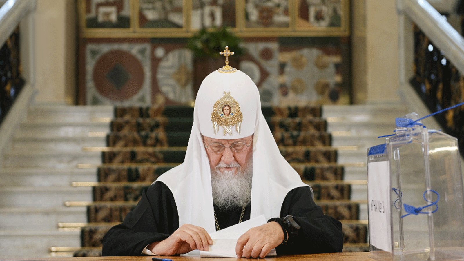 البطريرك الأرثوذكسي الروسي كيريل يقود قداسًا دينيًا في كاتدرائية المسيح المخلص في موسكو