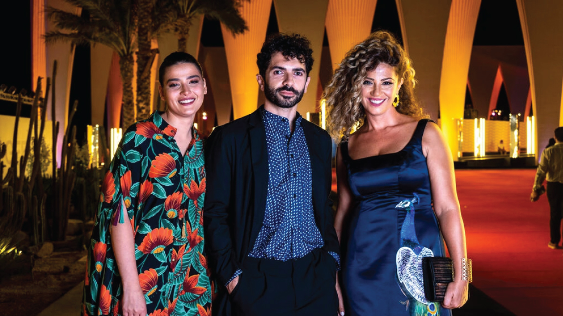 المخرج اللبناني إيلي داغر متوسطاً الممثلتين اللبنانيتين منال عيسى وويارا أبي حيدر قبل عرض فيلمه "البحر أمامكم" في الدورة الخامسة لمهرجان الجونة السينمائي في منتجع الجونة المصري في 20 أكتوبر 2021