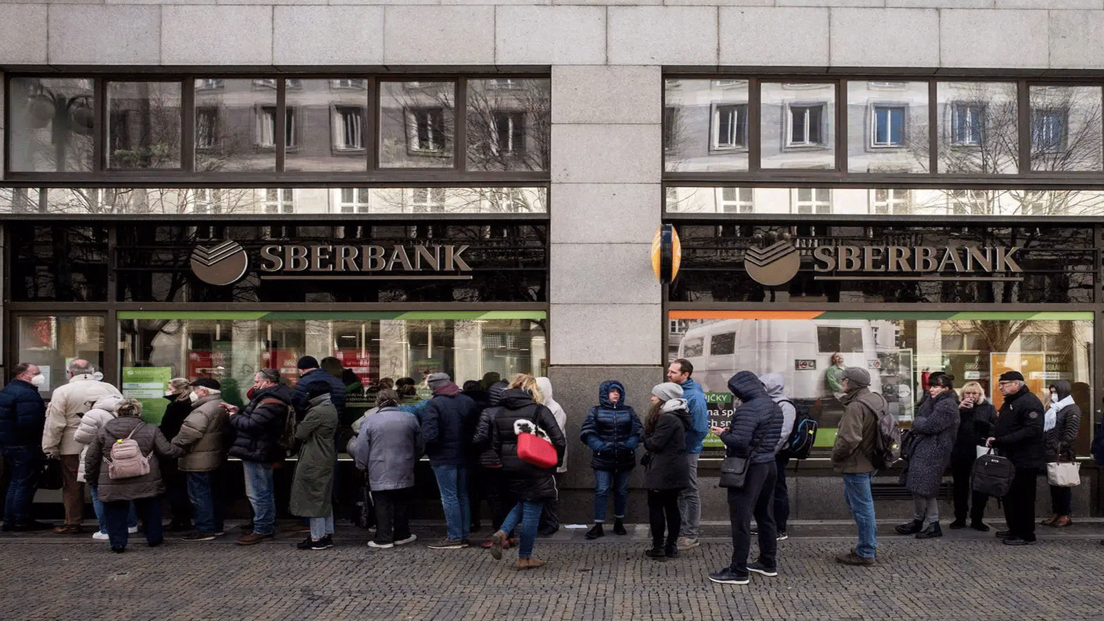 عملاء ينتظرون أمام مصرف 