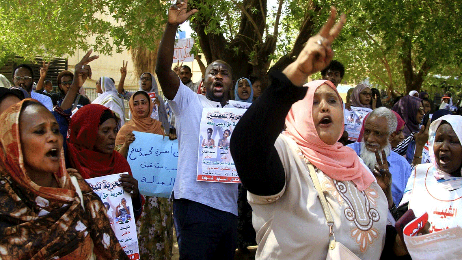 محتجون خارج محكمة بالعاصمة السودانية الخرطوم الأحد ، حيث بدأت محاكمة أربعة متهمين بطعن جنرال بالشرطة قاتلة في وقت سابق من هذا العام وتم تأجيلها.