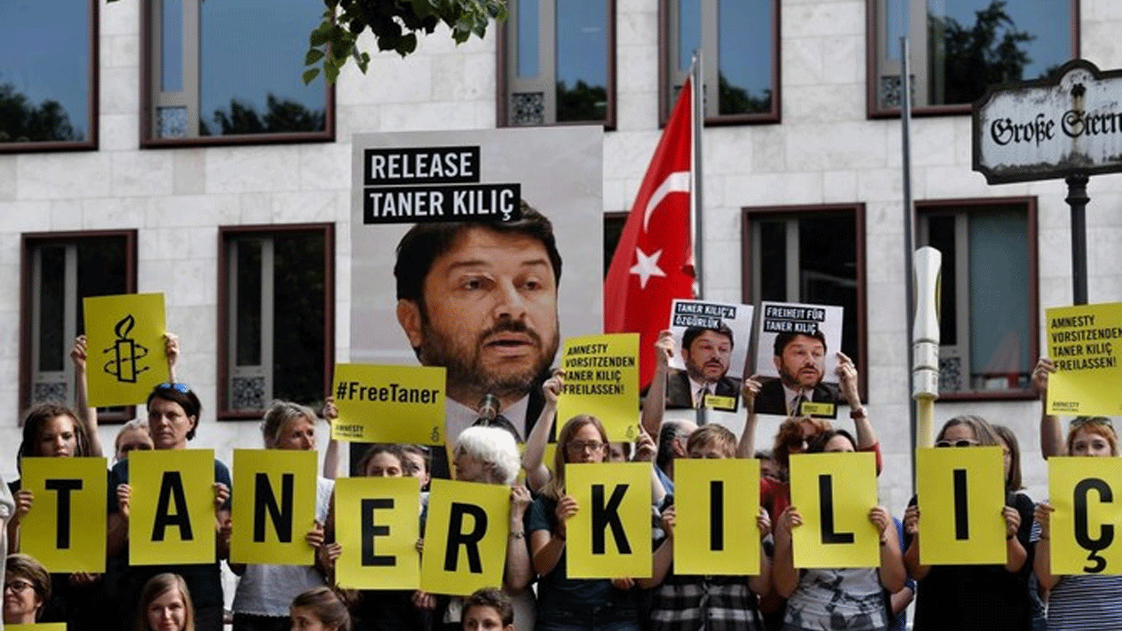 محتجون يطالبون بالإفراج عن رئيس الفرع التركي لمنظمة العفو الدولية تانر كيليش