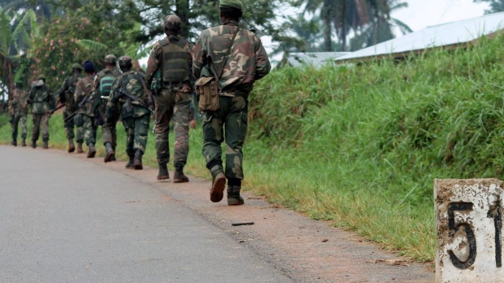 صورة من الأرشيف لجنود جمهورية الكونغو الديمقراطية يسيرون في إرينجيتي نحو خط الجبهة في بيني للقتال ضد قوات الحلفاء الديمقراطية