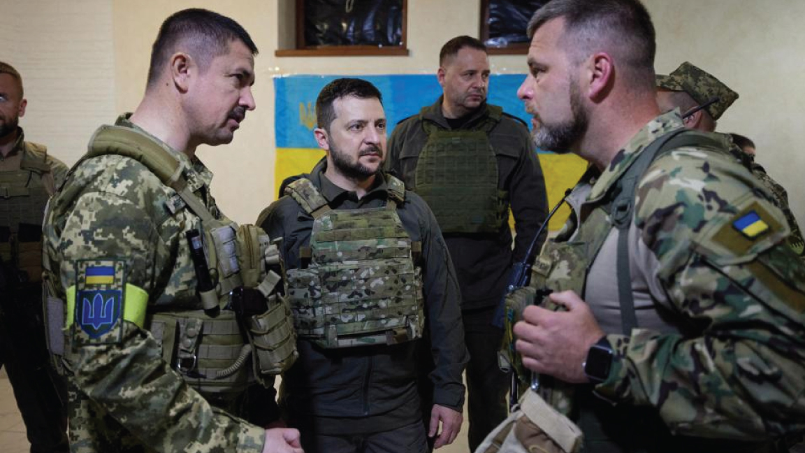 الرئيس الأوكراني فولوديمير زيلينسكي (في الوسط) يتحدث مع الجنود خلال زيارته منطقة خاركيف في 29 مايو 2022