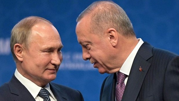صورة من الأرشيف للرئيسين الروسي فلاديمير بوتين (يسار) والتركي رجب طيب إردوغان