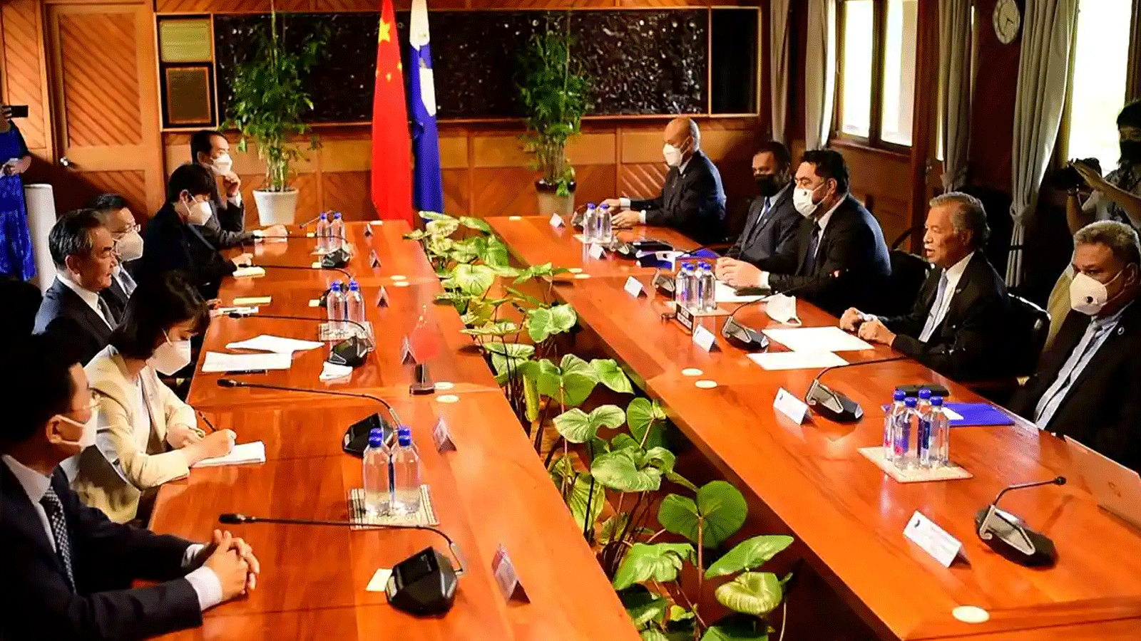 هنري بونا (الثاني إلى اليمين)، الأمين العام لمنتدى جزر المحيط الهادئ، يعقد اجتماعاً مع وزير الخارجية الصيني وانغ يي (الثالث من اليسار) في سوفا عاصمة فيجي كجزء من جولة وانغ الماراثونية في المنطقة