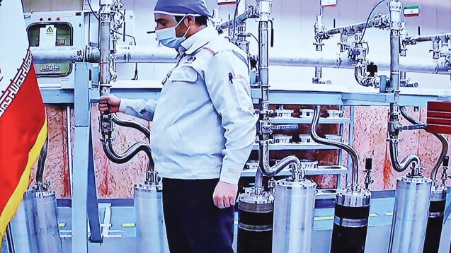 صورة أريفية لمهندس إيراني داخل محطة تخصيب اليورانيوم في نطنز