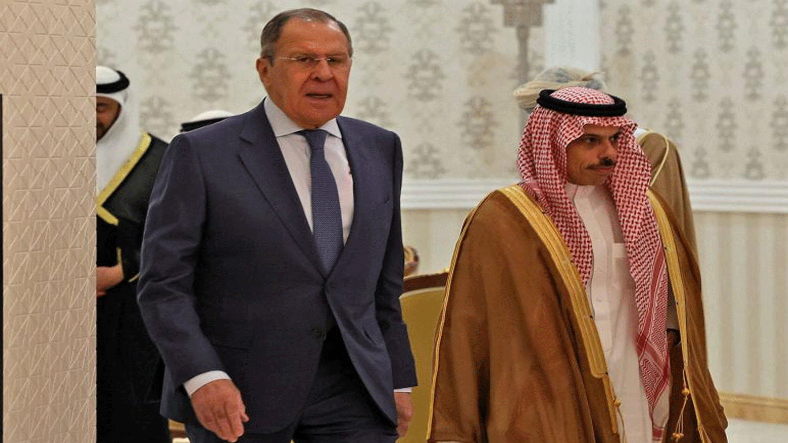 وزير الخارجية الروسي سيرغي لافروف (إلى اليسار) ونظيره السعودي الأمير فيصل بن فرحان يصلان لحضور اجتماع مجلس التعاون الخليجي في الرياض.1 حزيران\يونيو 2022.