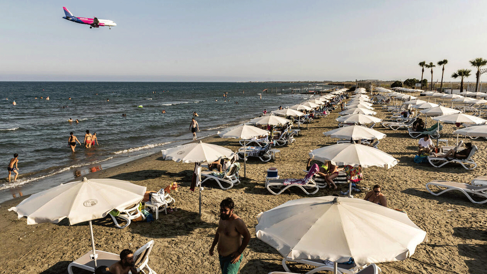 لقطة لأجواء السياحة على شاطئ لارنكا