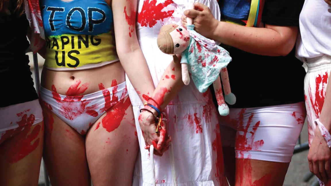 ناشطات جنبًا إلى جنب في احتجاج على أعمال الاغتصاب في الحرب في أوكرانيا، أمام القنصلية الروسية في نيويورك في 28 مايو 2022