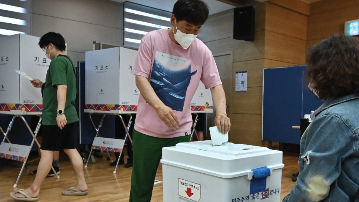 رجل في سيول يدلي بصوته بينما تجري كوريا الجنوبية انتخابات لانتخاب رؤساء البلديات والمحافظين وأعضاء المجالس المحلية ورؤساء التعليم الإقليميين