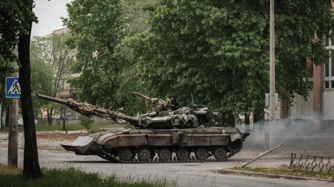 مركبة عسكرية أوكرانية على امتداد شارع في سيفيرودونتسك