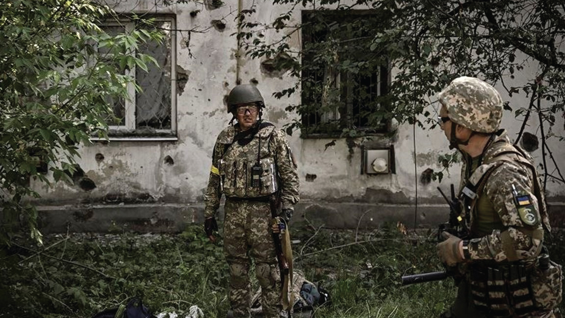 جنديان أوكرانيان في سيفيرودونيتسك بمنطقة دونباس