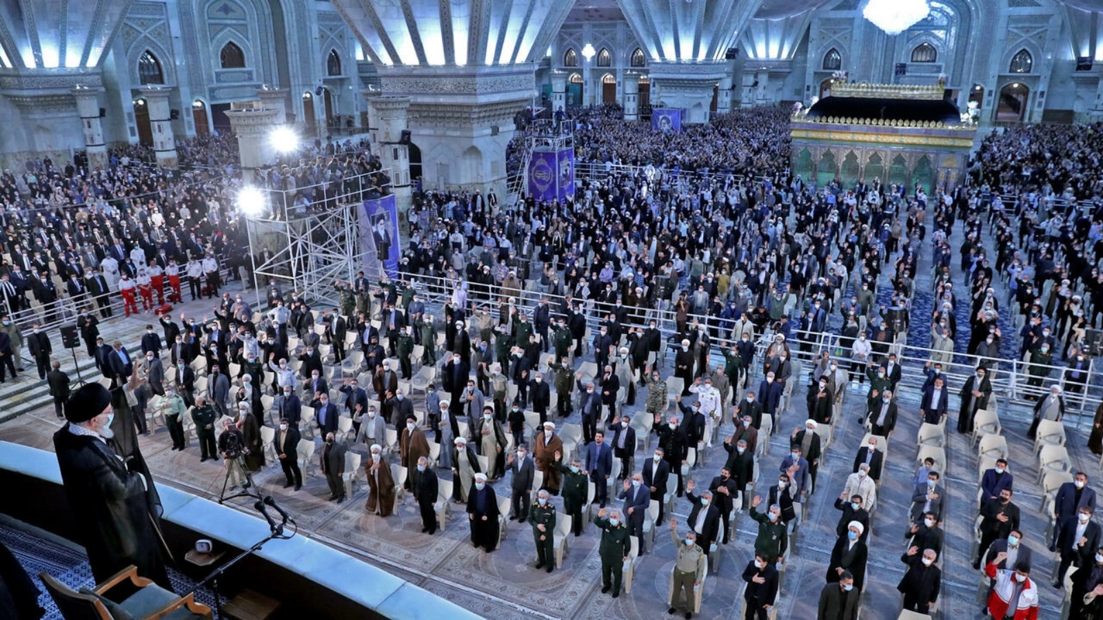 المرشد الأعلى للجمهورية الإسلامية آية الله علي خامنئي يحيي الحاضرين في مرقد الإمام الخميني في الرابع من يونيو 2022