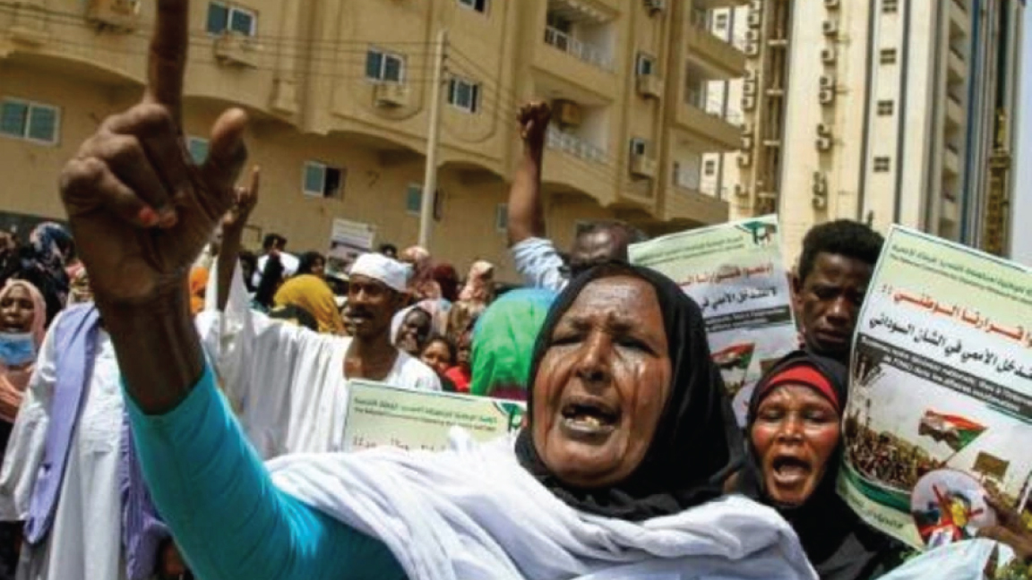  امرأة تردد شعارات خلال احتجاج خارج بعثة الأمم المتحدة في العاصمة السودانية الخرطوم في 1 يونيو 2022