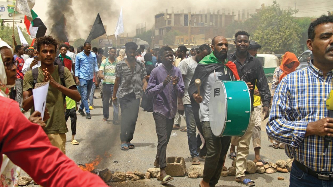 سودانيون يتظاهرون في الخرطوم للمطالبة بالعدالة لعشرات المحتجين المؤيدين للديموقراطية الذين قُتلوا خلال قمع اعتصام 2019 ضد البشير، في 3 يونيو 2022 أ ف ب).